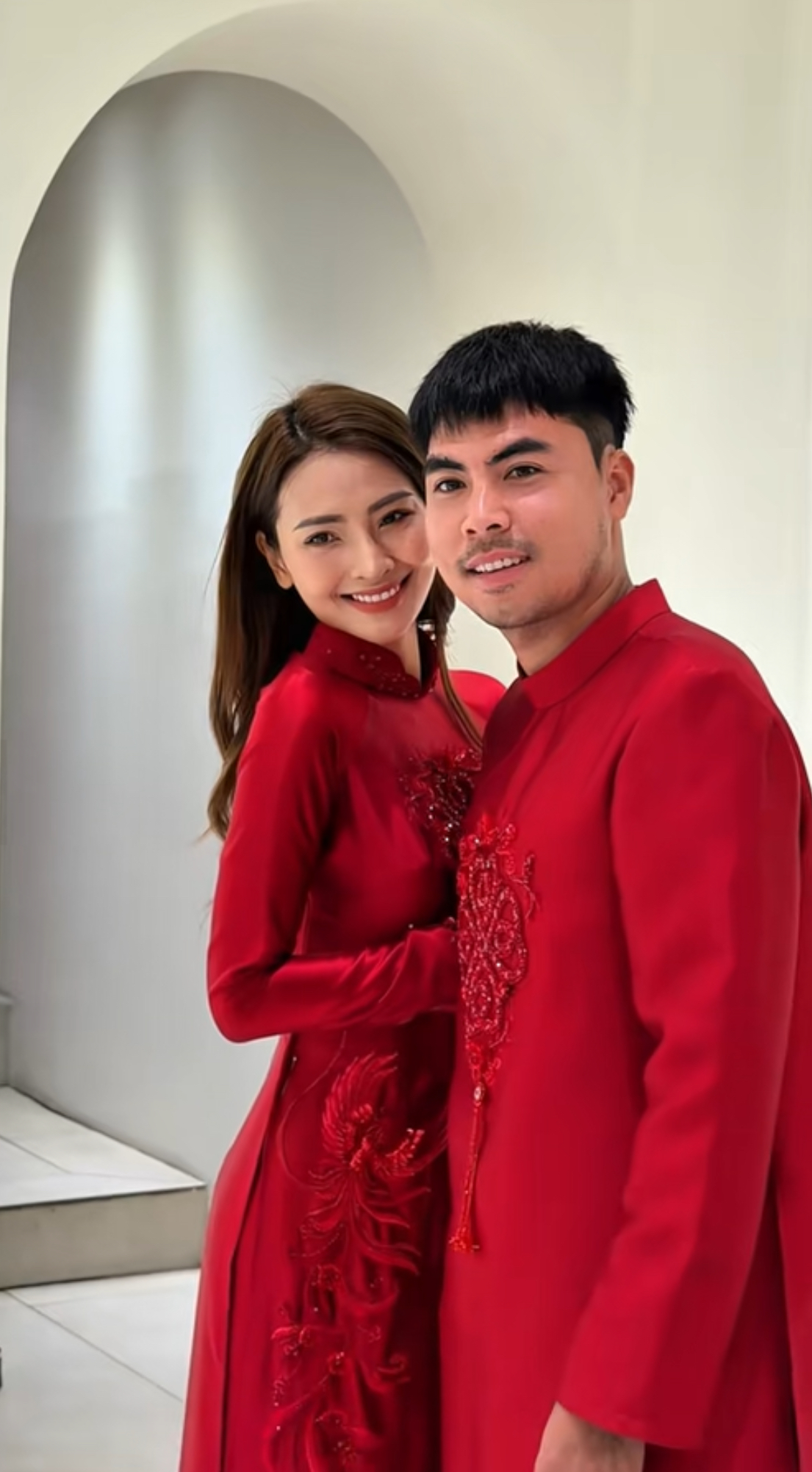 Lộ hình ảnh MC Huyền Trang Mù Tạt cùng tiền vệ Đức Huy diện áo dài xứng đôi cho lễ ăn hỏi hôm nay- Ảnh 3. Lộ hình ảnh MC Huyền Trang Mù Tạt cùng tiền vệ Đức Huy diện áo dài xứng đôi cho lễ ăn hỏi hôm nay- Ảnh 3.