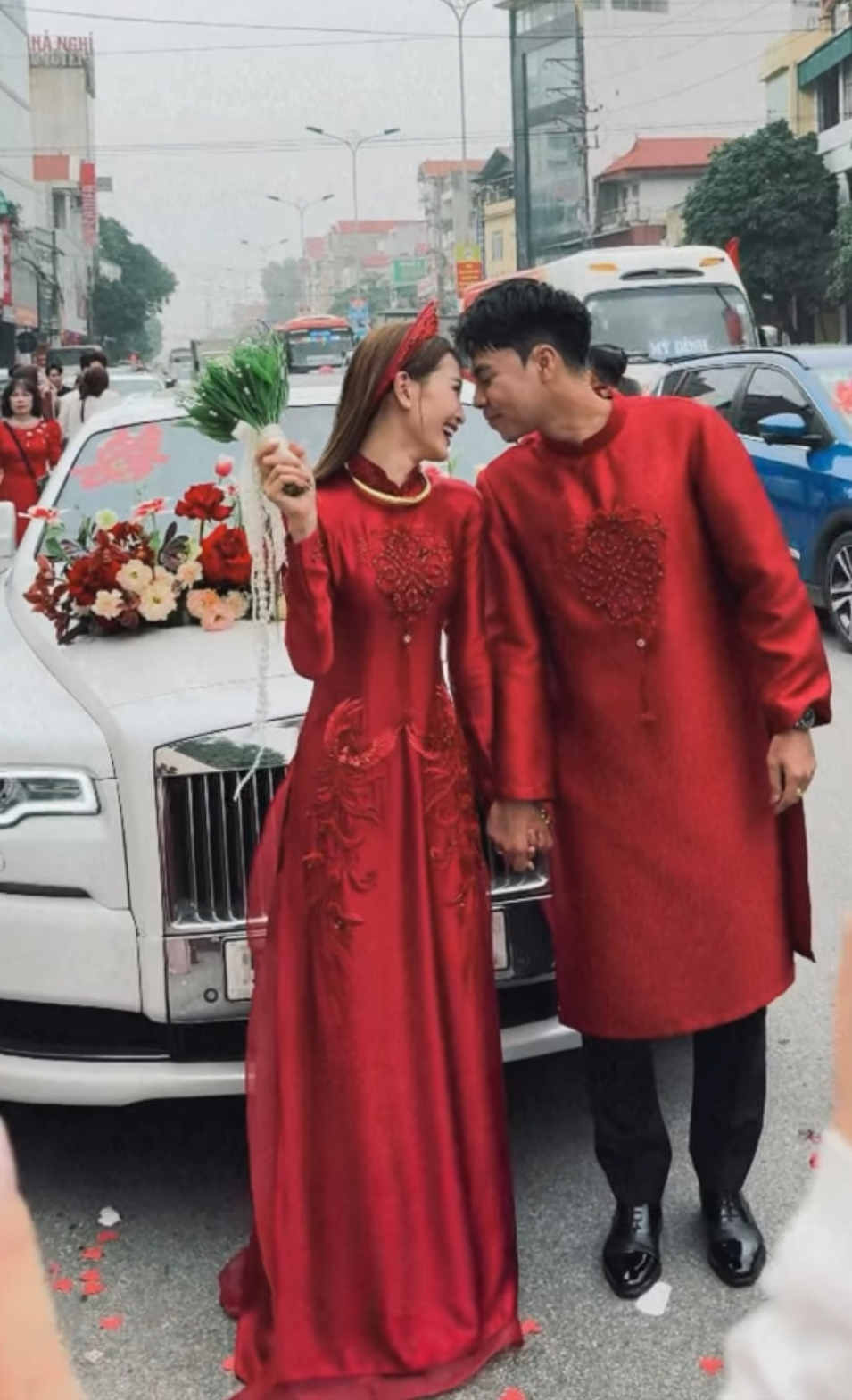 MC Huyền Trang v&agrave;ng đeo trĩu tay nặng cổ ng&agrave;y ăn hỏi Đức Huy, m&agrave;n tương t&aacute;c mẹ chồng n&agrave;ng d&acirc;u mới g&acirc;y ch&uacute; &yacute;- Ảnh 6.