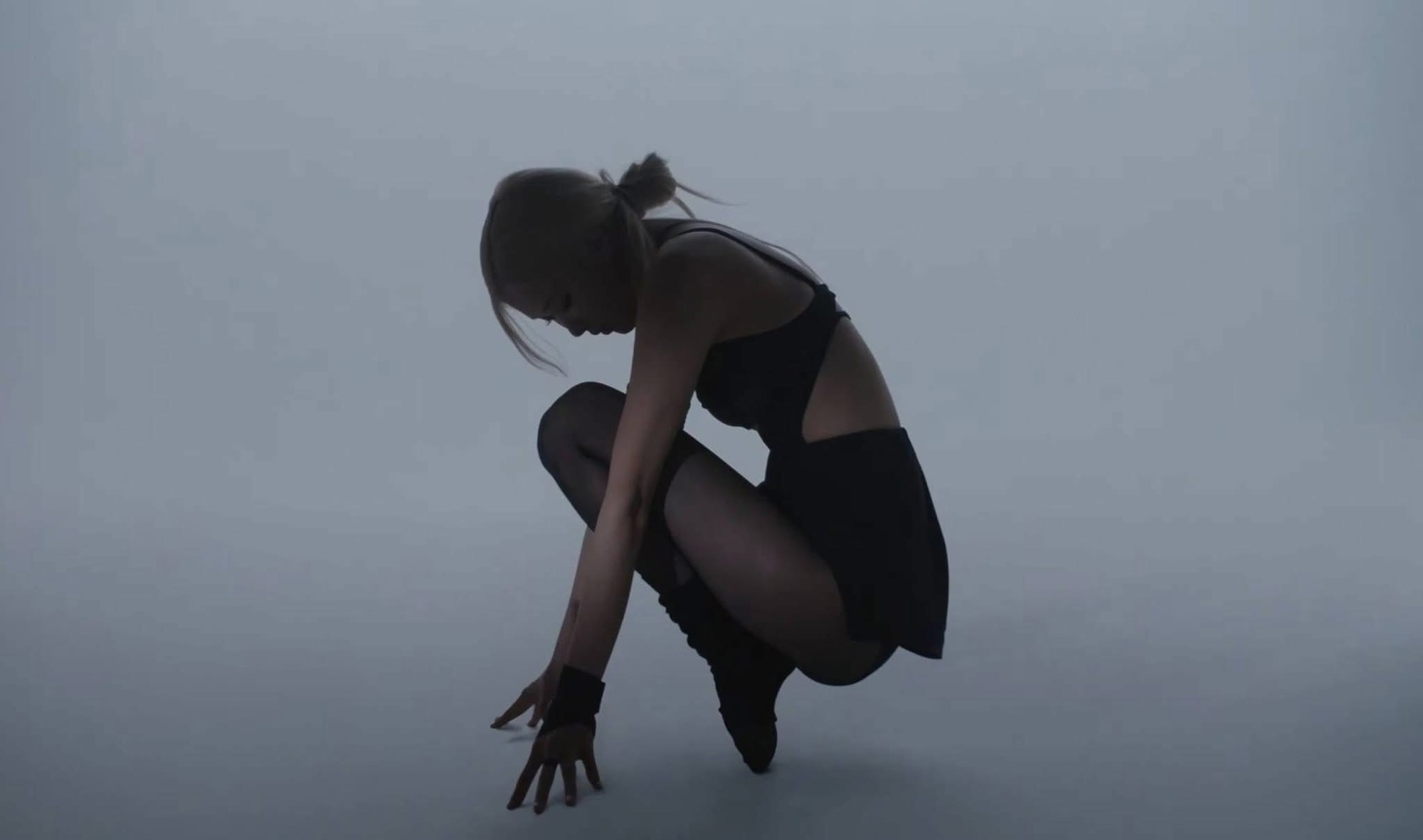 Ros&eacute; khoe ngực bạo nhất trong MV mới, v&ograve;ng 1 khi&ecirc;m tốn th&igrave; c&oacute; sao!- Ảnh 3.