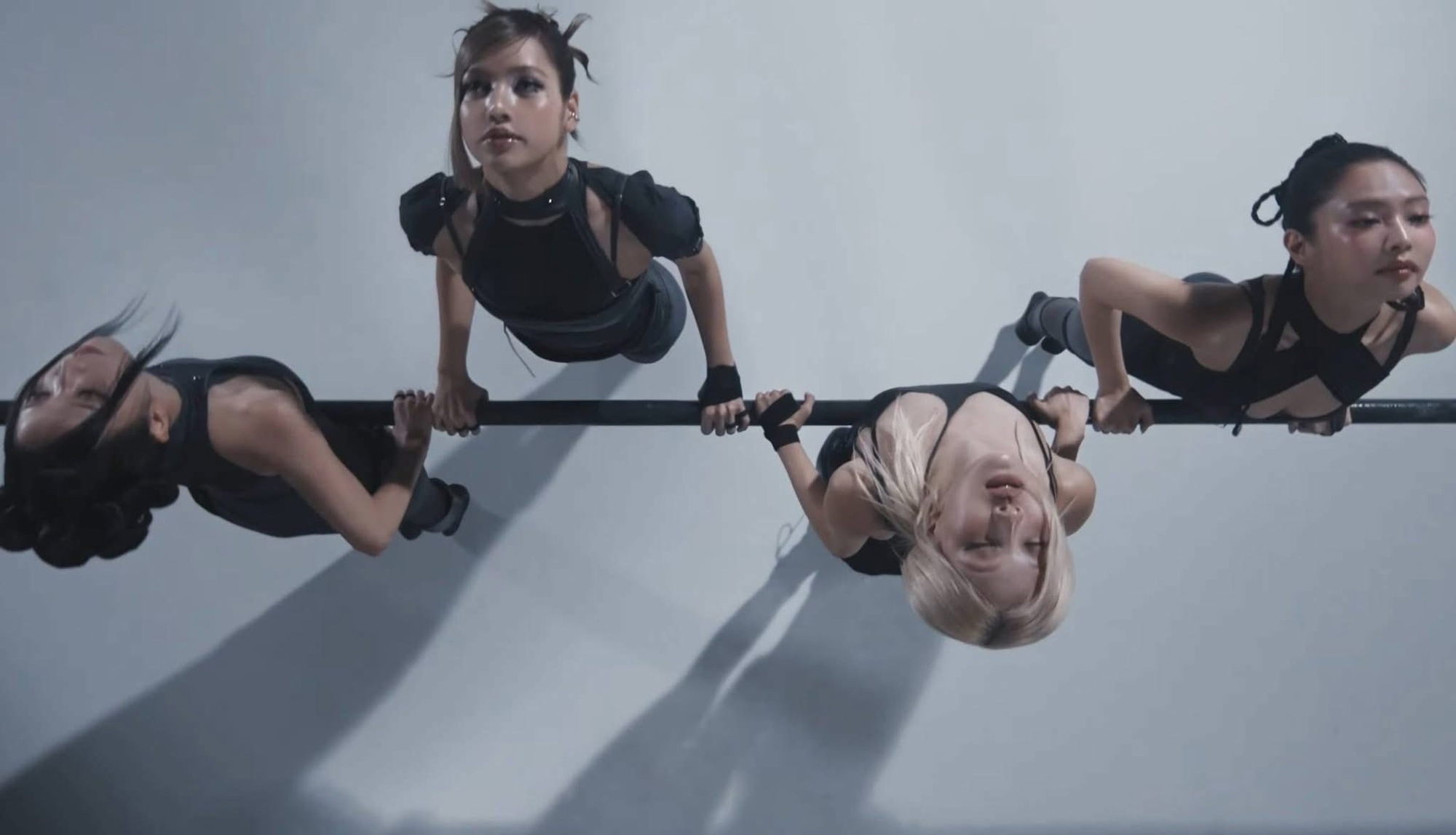 Ros&eacute; khoe ngực bạo nhất trong MV mới, v&ograve;ng 1 khi&ecirc;m tốn th&igrave; c&oacute; sao!- Ảnh 6.