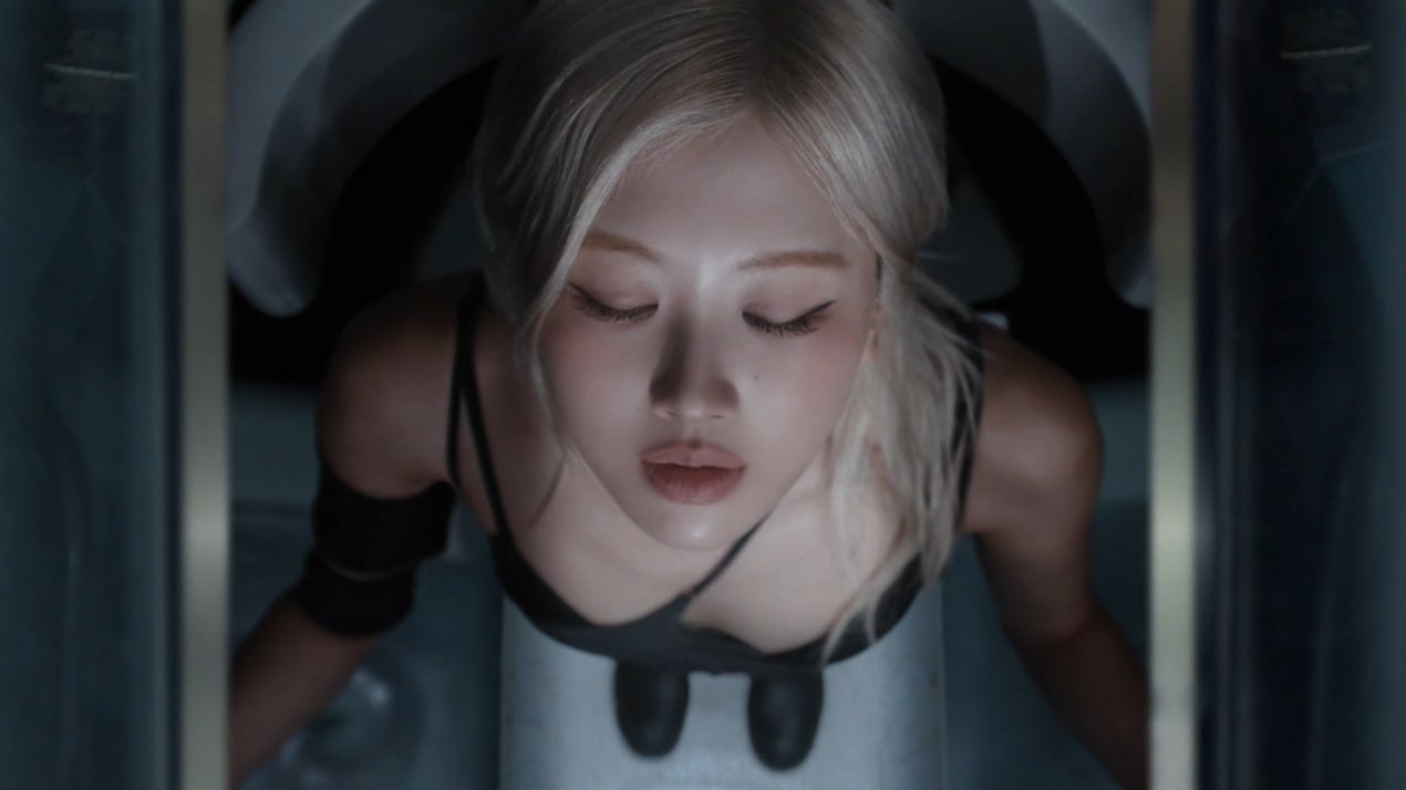 Ros&eacute; khoe ngực bạo nhất trong MV mới, v&ograve;ng 1 khi&ecirc;m tốn th&igrave; c&oacute; sao!- Ảnh 8.