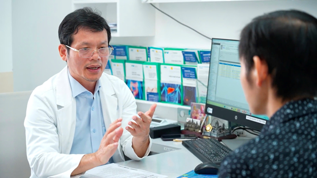 Lần đầu tại Việt Nam: B&aacute;c sĩ phẫu thuật th&agrave;nh c&ocirc;ng cho bệnh nh&acirc;n nước ngo&agrave;i mắc bệnh si&ecirc;u hiếm, 7 năm ''ăn v&agrave;o l&agrave; n&ocirc;n ra''- Ảnh 1.