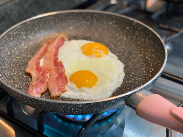 N&ecirc;n l&agrave;m n&oacute;ng chảo trước hay cho dầu trước? Sai 1 bước c&oacute; thể hỏng lớp chống d&iacute;nh, tăng nguy cơ tổn thương thực quản- Ảnh 2.