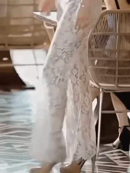 "B&agrave; tr&ugrave;m jumpsuit" mặc đẹp chấn động, d&ugrave; đồ sến rện vẫn c&acirc;n ngon l&agrave;nh: Cả showbiz c&oacute; đ&uacute;ng 1 người- Ảnh 5.