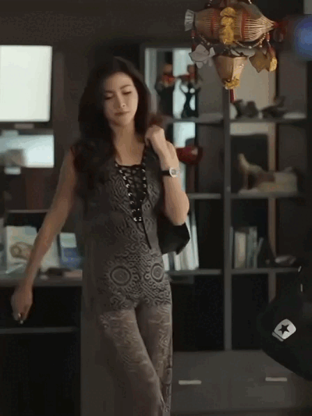 "B&agrave; tr&ugrave;m jumpsuit" mặc đẹp chấn động, d&ugrave; đồ sến rện vẫn c&acirc;n ngon l&agrave;nh: Cả showbiz c&oacute; đ&uacute;ng 1 người- Ảnh 11.