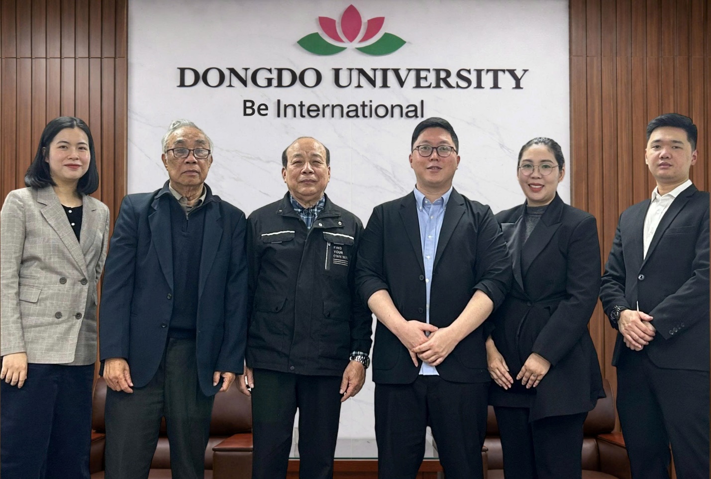 Thầy gi&aacute;o H&agrave;n Quốc v&agrave; &ldquo;nh&acirc;n duy&ecirc;n&rdquo; đặc biệt với 2 người thầy Việt đ&aacute;ng k&iacute;nh- Ảnh 1.