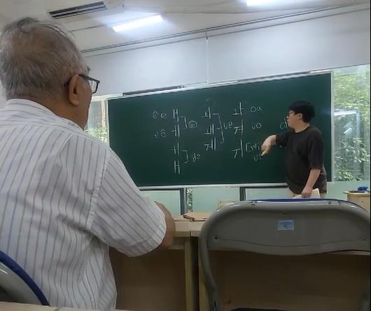 Thầy gi&aacute;o H&agrave;n Quốc v&agrave; &ldquo;nh&acirc;n duy&ecirc;n&rdquo; đặc biệt với 2 người thầy Việt đ&aacute;ng k&iacute;nh- Ảnh 3.