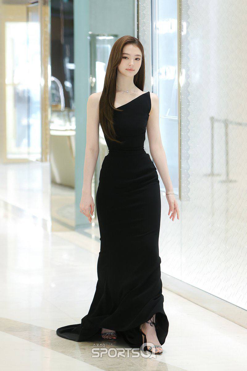 Thiên thần lai 18 tuổi vòng eo bé như nắm tay, vừa đi vừa vấp mà vẫn không chê nổi điểm nào- Ảnh 4. Thiên thần lai 18 tuổi vòng eo bé như nắm tay, vừa đi vừa vấp mà vẫn không chê nổi điểm nào- Ảnh 4.