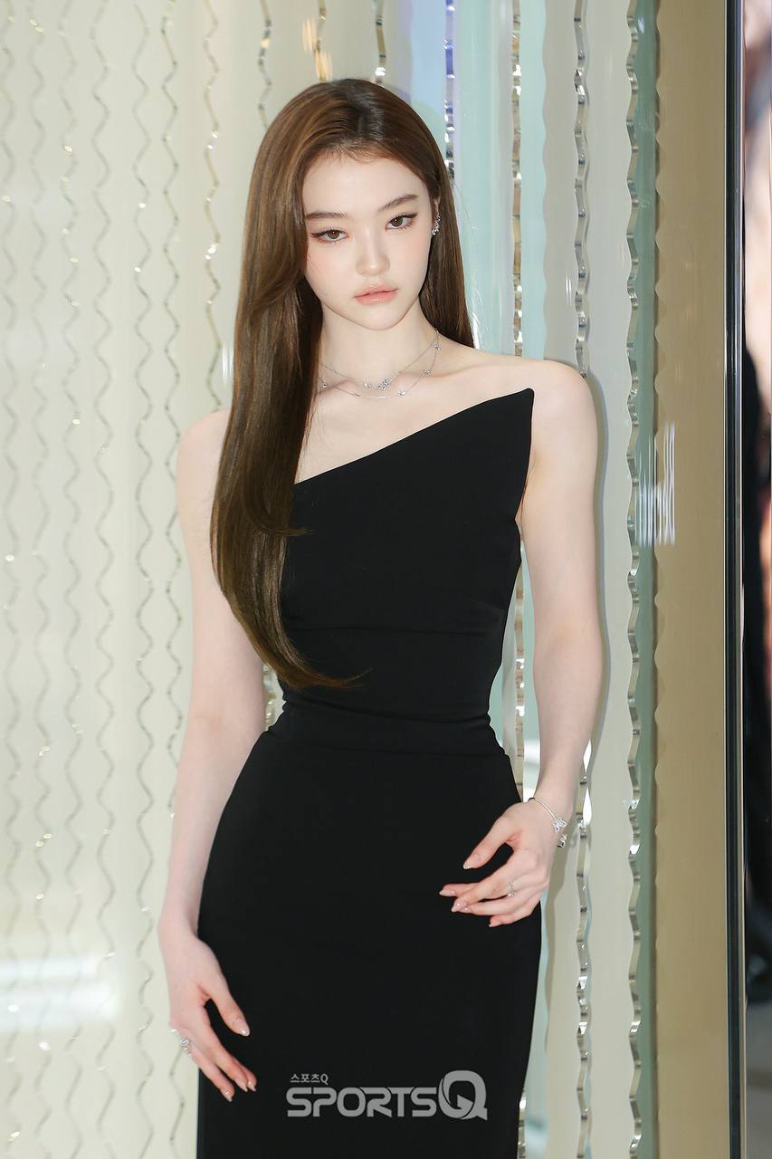 Thiên thần lai 18 tuổi vòng eo bé như nắm tay, vừa đi vừa vấp mà vẫn không chê nổi điểm nào- Ảnh 3. Thiên thần lai 18 tuổi vòng eo bé như nắm tay, vừa đi vừa vấp mà vẫn không chê nổi điểm nào- Ảnh 3.