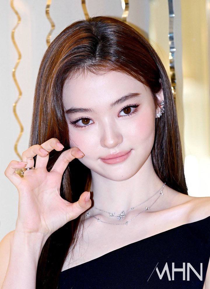 Thiên thần lai 18 tuổi vòng eo bé như nắm tay, vừa đi vừa vấp mà vẫn không chê nổi điểm nào- Ảnh 7. Thiên thần lai 18 tuổi vòng eo bé như nắm tay, vừa đi vừa vấp mà vẫn không chê nổi điểm nào- Ảnh 7.