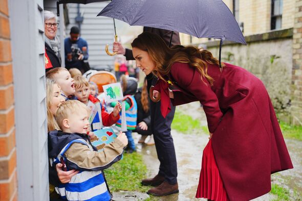 Bất chấp mưa lạnh, Vương phi Kate c&ugrave;ng chồng 