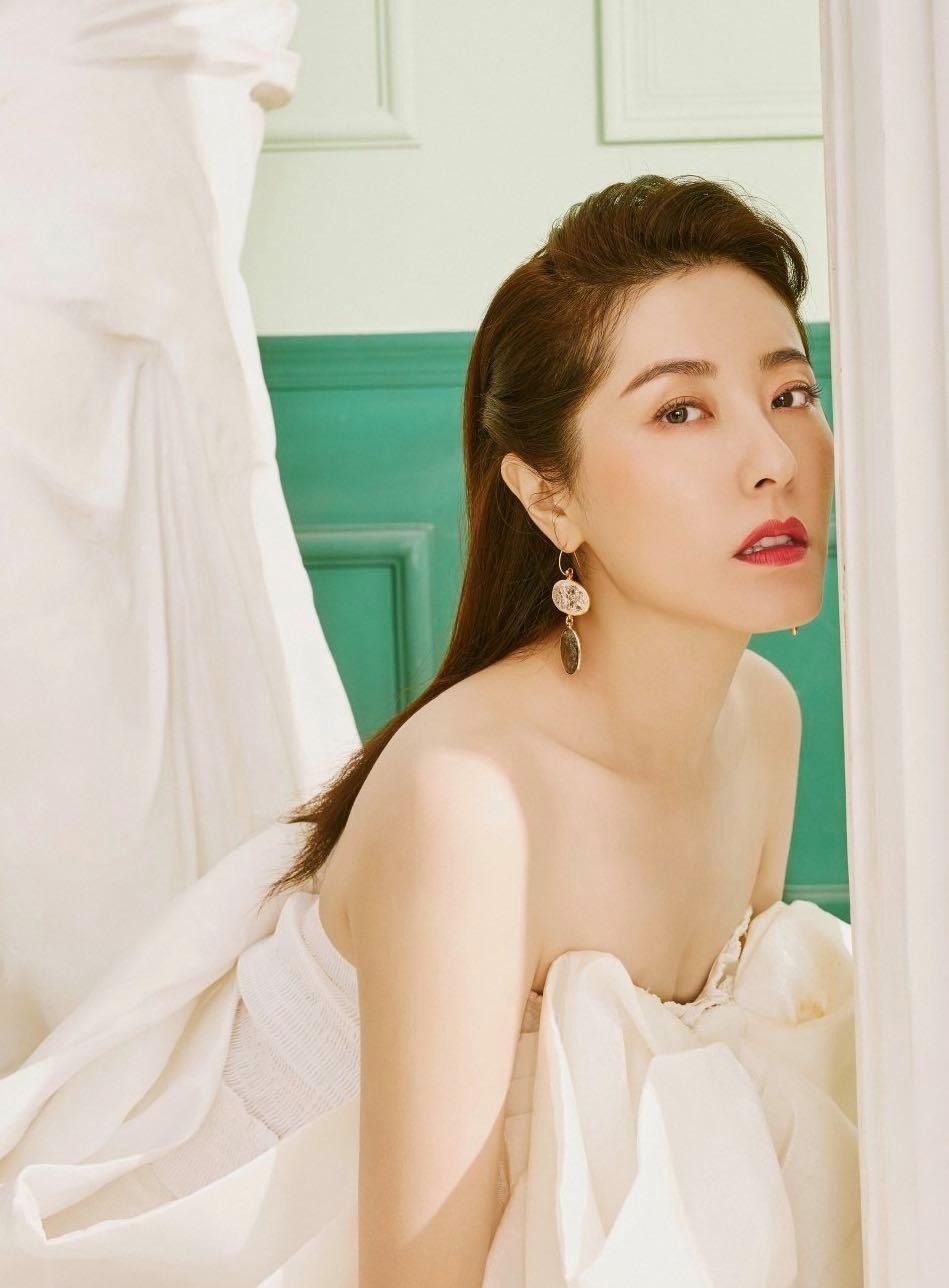 Kh&ocirc;ng thể tin được mỹ nh&acirc;n n&agrave;y đ&atilde; 49 tuổi rồi, kh&iacute; chất cao qu&yacute; đ&uacute;ng chuẩn nh&acirc;n vật trong tiểu thuyết- Ảnh 2.