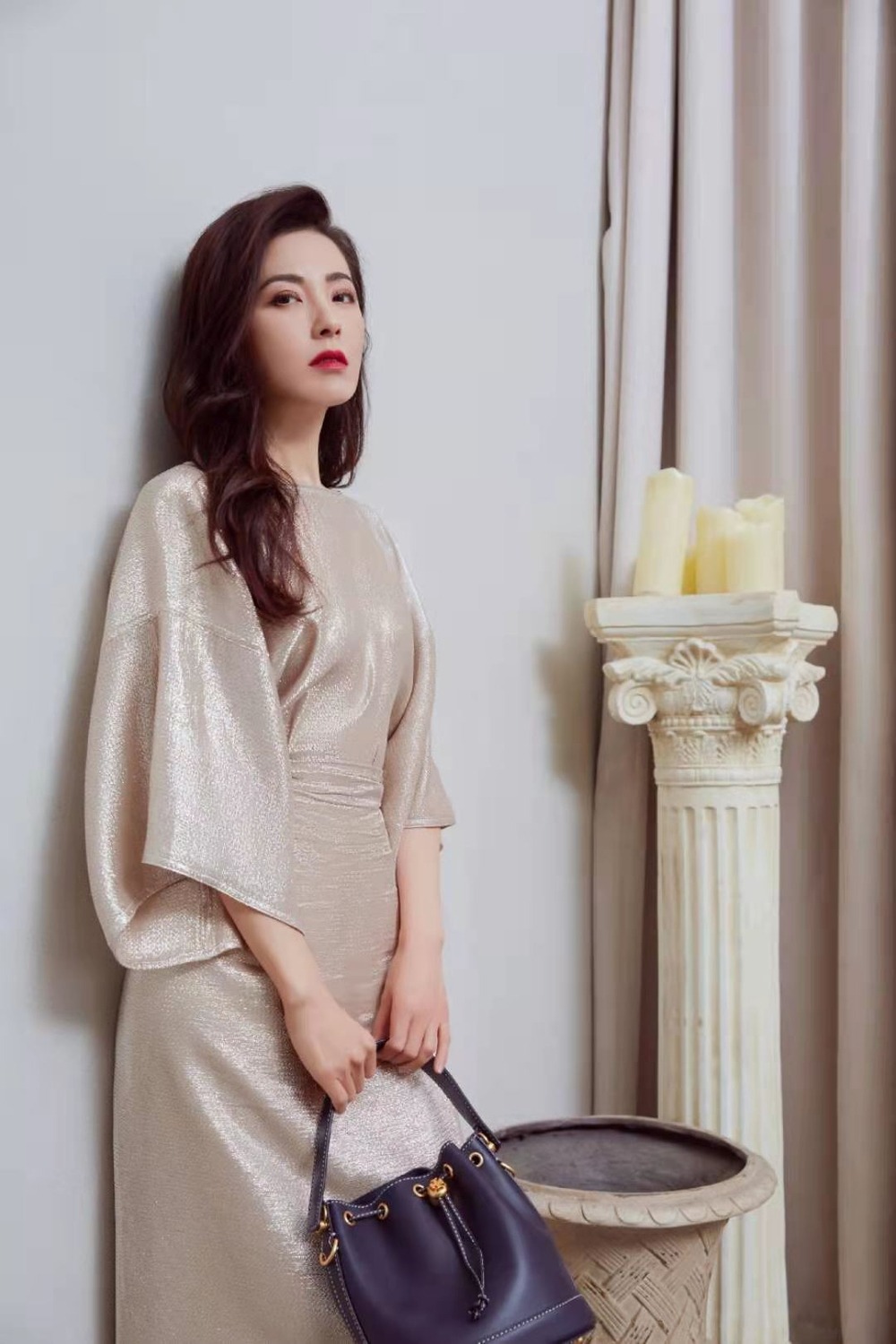 Kh&ocirc;ng thể tin được mỹ nh&acirc;n n&agrave;y đ&atilde; 49 tuổi rồi, kh&iacute; chất cao qu&yacute; đ&uacute;ng chuẩn nh&acirc;n vật trong tiểu thuyết- Ảnh 3.