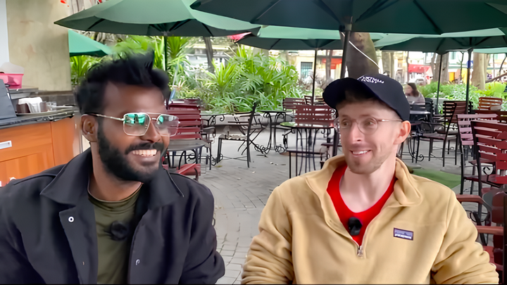 D&acirc;n mạng cười b&ograve; với 2 ch&agrave;ng T&acirc;y rủ nhau v&agrave;o qu&aacute;n c&agrave; ph&ecirc; 'luyện' tiếng Việt- Ảnh 1.