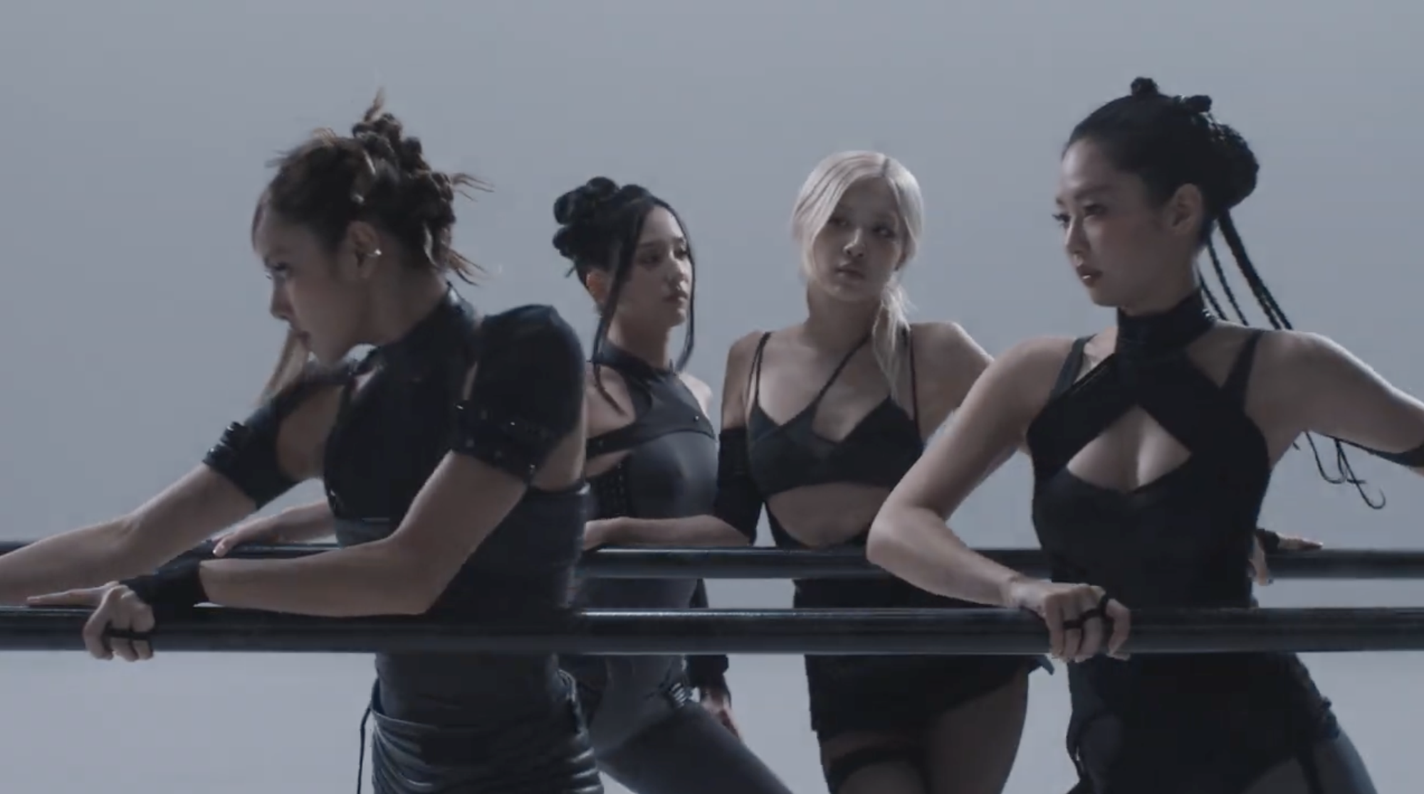 Ros&eacute; khoe ngực bạo nhất trong MV mới, v&ograve;ng 1 khi&ecirc;m tốn th&igrave; c&oacute; sao!- Ảnh 5.