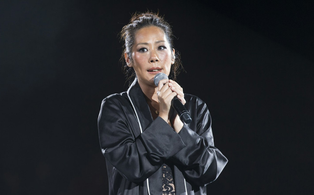 Sự hết thời của nữ ca sĩ nổi tiếng bậc nhất showbiz: Ngủ dưới gầm cầu, sống nhờ đồ ăn thừa, t&agrave;i sản duy nhất l&agrave; m&aacute;y nghe nhạc- Ảnh 4.