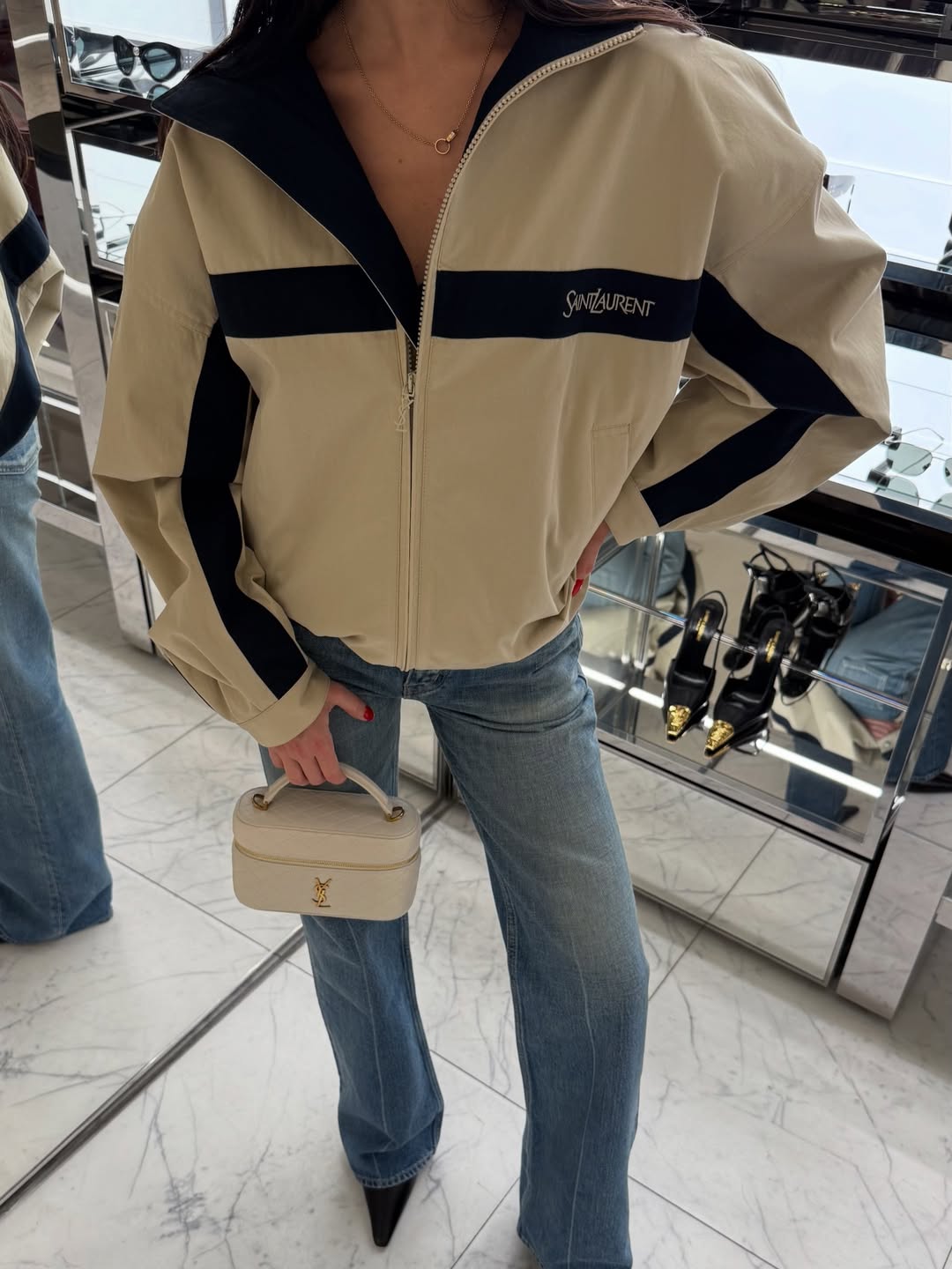 &Aacute;o kho&aacute;c của Saint Laurent đang khiến cả c&otilde;i mạng phải ồn!- Ảnh 8.