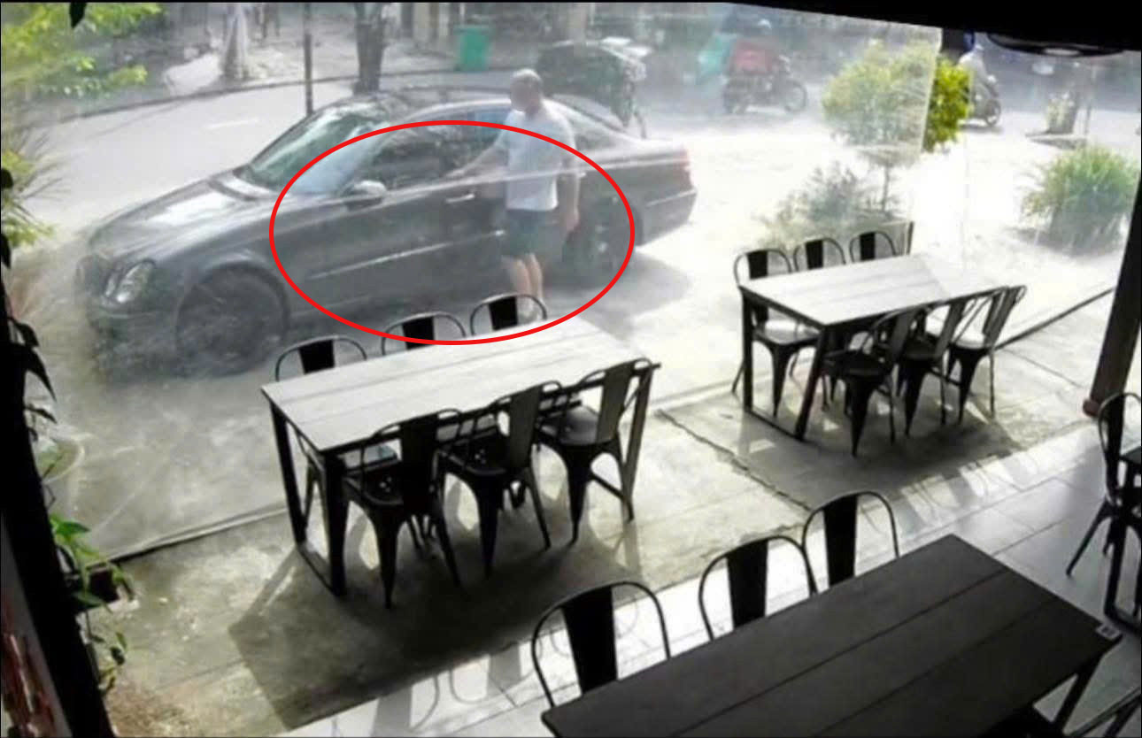 Chiếc Mercedes đỗ ở vỉa h&egrave; bất ngờ &ldquo;bốc hơi&rdquo;, gia chủ check camera th&igrave; ph&aacute;t hiện điều ngỡ ng&agrave;ng- Ảnh 1.