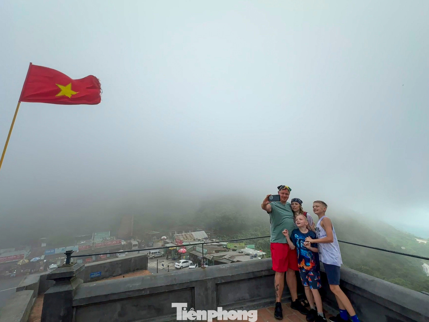 Du kh&aacute;ch th&iacute;ch th&uacute; check-in Hải V&acirc;n Quan trong sương m&ugrave;- Ảnh 6.