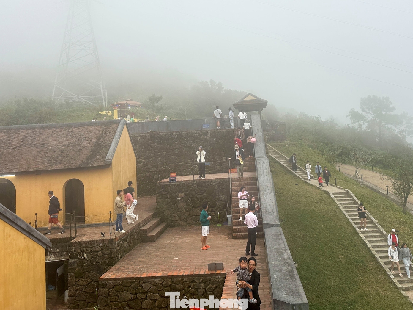Du kh&aacute;ch th&iacute;ch th&uacute; check-in Hải V&acirc;n Quan trong sương m&ugrave;- Ảnh 1.