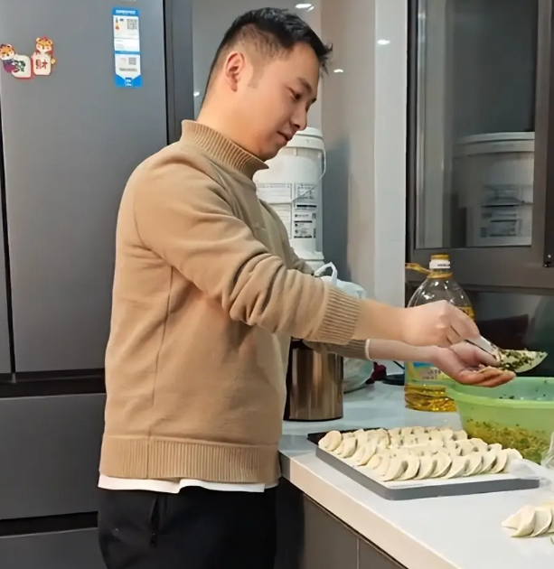 Mẹ l&ecirc;n mạng than: "Con t&ocirc;i đẹp trai, l&agrave;m kỹ sư, gia đ&igrave;nh gia gi&aacute;o m&agrave; sao kh&ocirc;ng lấy được vợ", d&acirc;n mạng nghe xong b&igrave;nh luận ngay 1 c&acirc;u ch&iacute; mạng!- Ảnh 2.