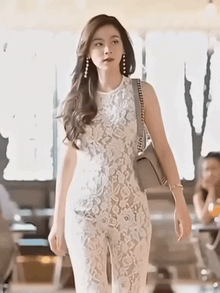 "B&agrave; tr&ugrave;m jumpsuit" mặc đẹp chấn động, d&ugrave; đồ sến rện vẫn c&acirc;n ngon l&agrave;nh: Cả showbiz c&oacute; đ&uacute;ng 1 người- Ảnh 6.