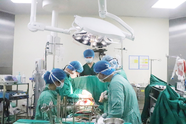 Nữ b&aacute;c sĩ 20 năm sau tấm m&agrave;n xanh ph&ograve;ng mổ, canh giữ nhịp sống người bệnh- Ảnh 2.