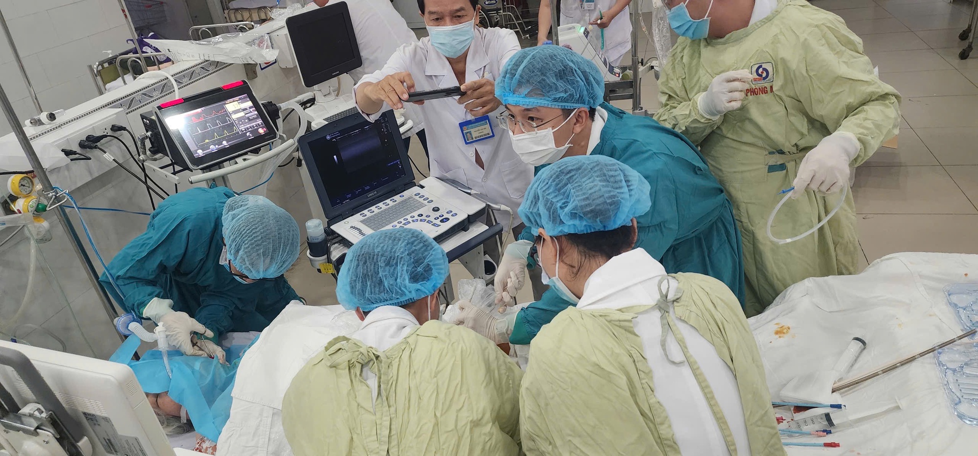 Bác sĩ thiết lập ECMO trong 20 phút, cứu sống nhiều ca ngừng tim nguy kịch- Ảnh 2. Bác sĩ thiết lập ECMO trong 20 phút, cứu sống nhiều ca ngừng tim nguy kịch- Ảnh 2.