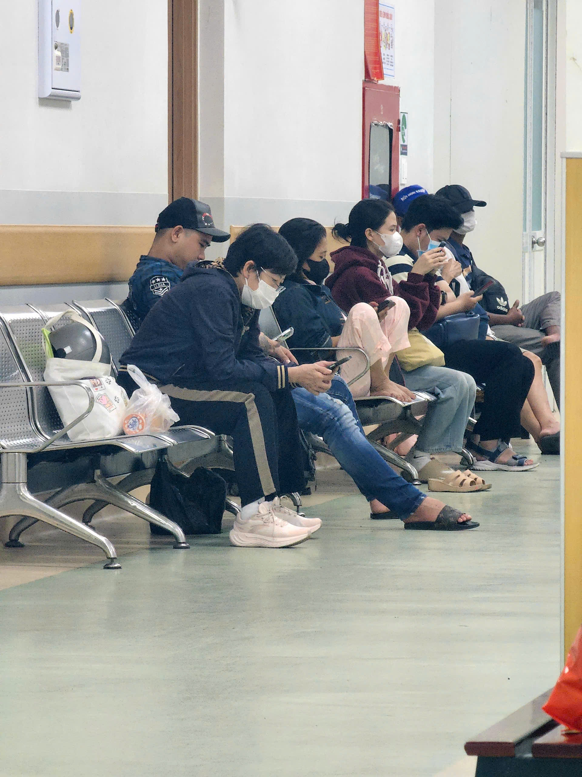 Bác sĩ gọi điện xin lỗi người bệnh về sự chậm trễ- Ảnh 1. Bác sĩ gọi điện xin lỗi người bệnh về sự chậm trễ- Ảnh 1.