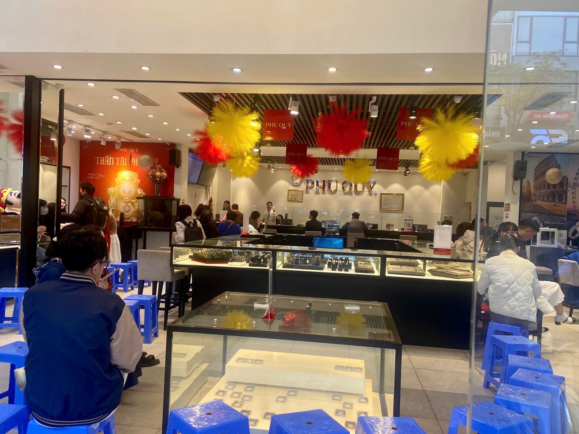 Người mua v&agrave;ng h&ocirc;m qua lỗ 1,3 triệu: D&acirc;n văn ph&ograve;ng h&ocirc;m nay tranh thủ đi mua l&uacute;c vắng, 20 ph&uacute;t xong việc!- Ảnh 1.