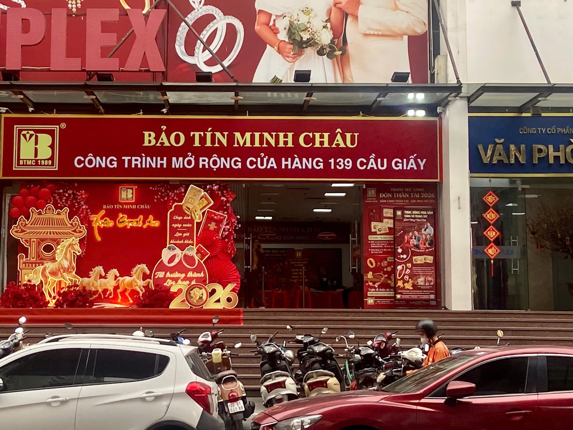 Người mua v&agrave;ng h&ocirc;m qua lỗ 1,3 triệu: D&acirc;n văn ph&ograve;ng h&ocirc;m nay tranh thủ đi mua l&uacute;c vắng, 20 ph&uacute;t xong việc!- Ảnh 3.