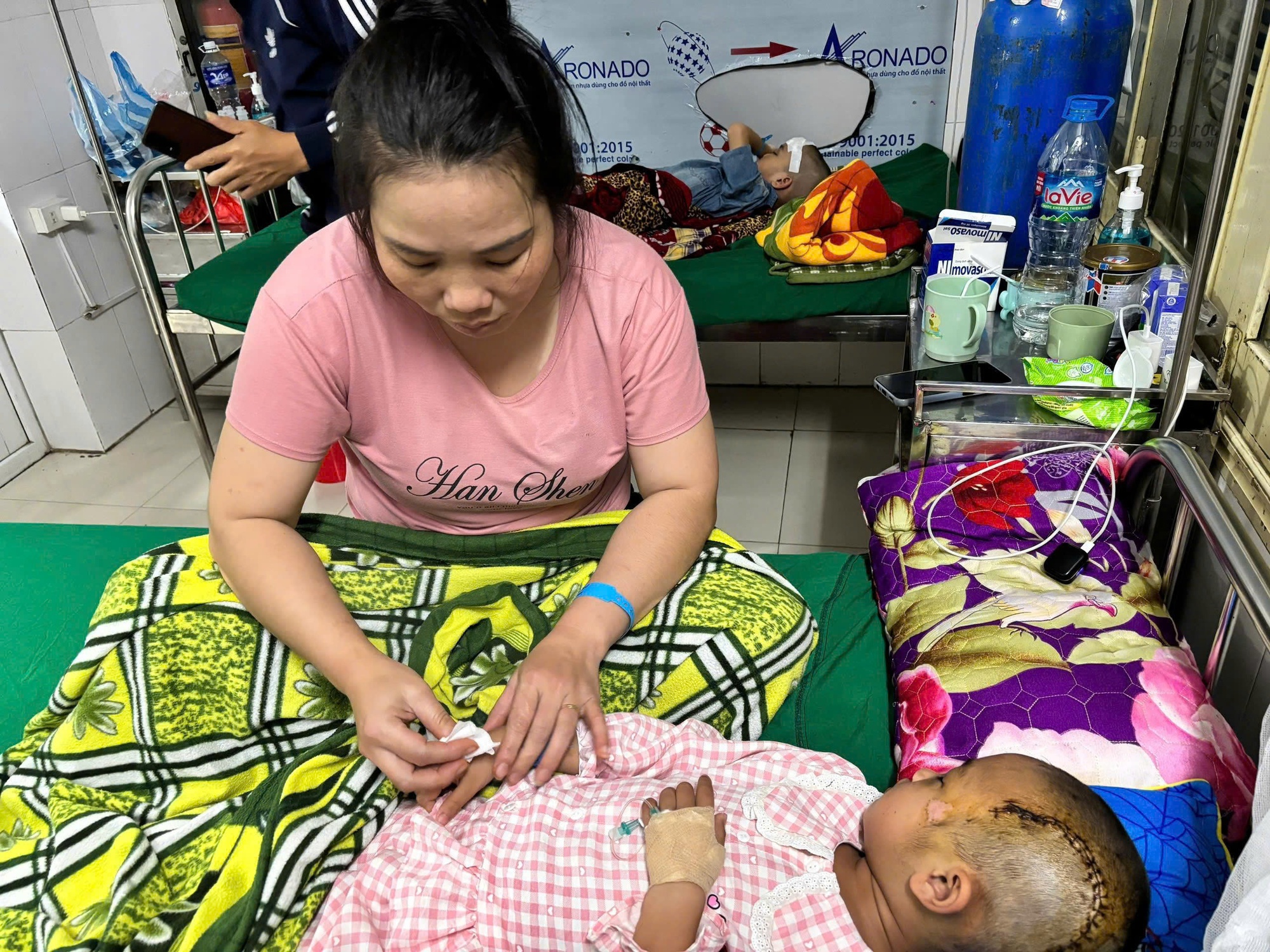 B&eacute; g&aacute;i 6 tuổi nguy kịch sau khi ng&atilde; từ tầng 2 ng&agrave;y m&ugrave;ng 2 Tết, gia đ&igrave;nh ngh&egrave;o kiệt quệ cầu cứu- Ảnh 1.