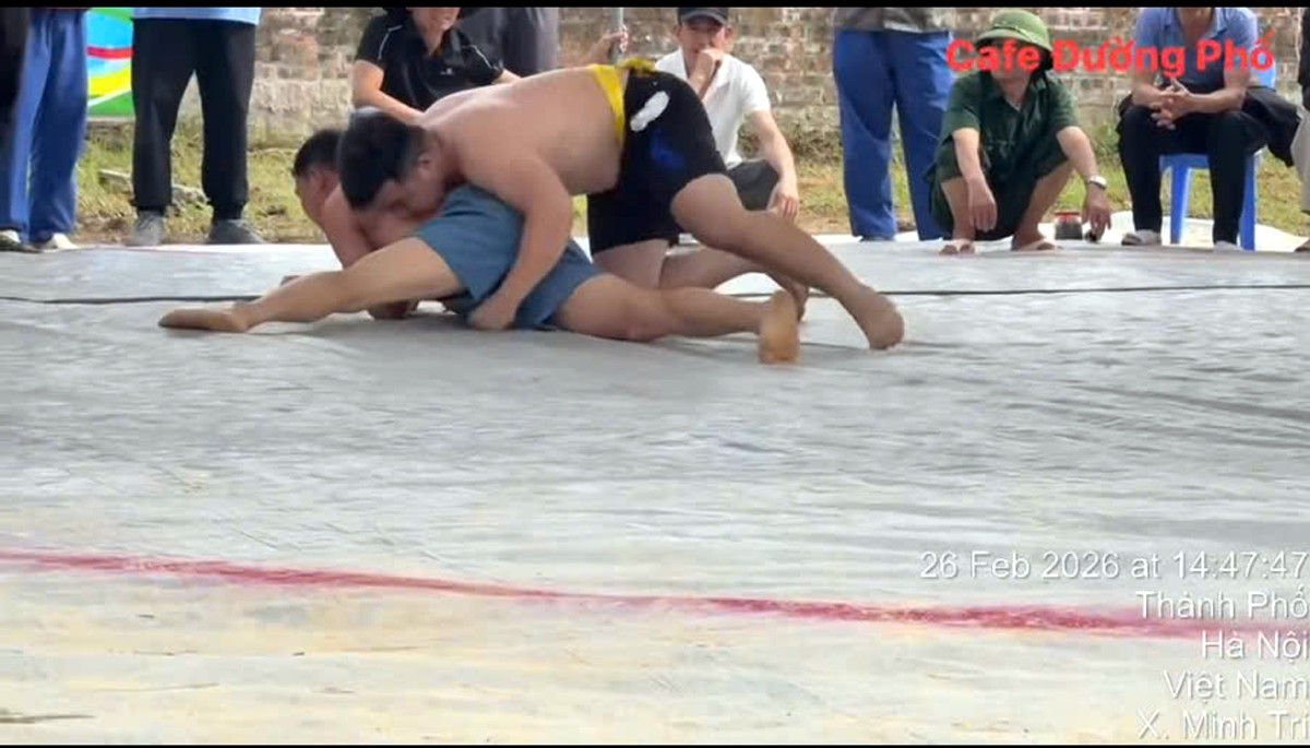 B&agrave;ng ho&agrave;ng: Người đ&agrave;n &ocirc;ng ở H&agrave; Nội g&atilde;y cổ, tử vong khi tham gia hội vật l&agrave;ng- Ảnh 1.