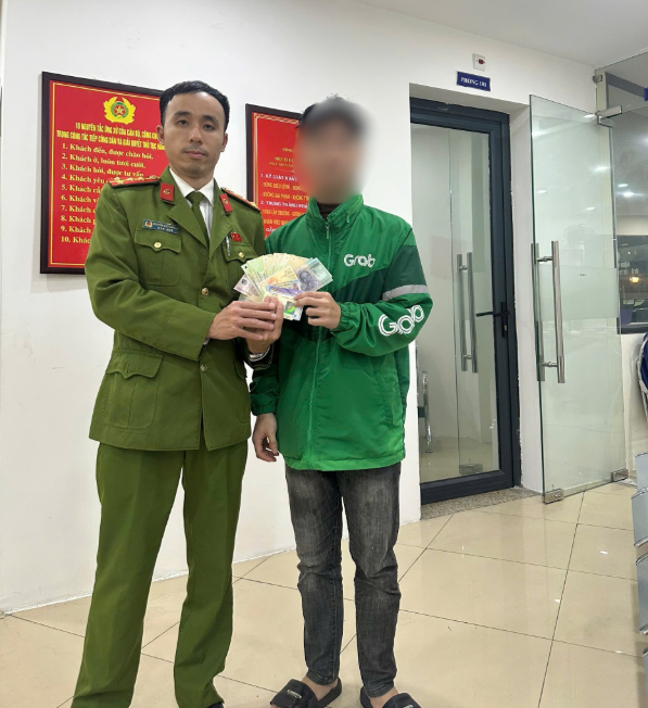 Nhận thông tin loạt tiền mặt cùng giấy tờ nằm chơ vơ ở khu vực Hồ Hoàn Kiếm, công an dùng nhiều biện pháp nghiệp vụ xác minh- Ảnh 1. Nhận thông tin loạt tiền mặt cùng giấy tờ nằm chơ vơ ở khu vực Hồ Hoàn Kiếm, công an dùng nhiều biện pháp nghiệp vụ xác minh- Ảnh 1.