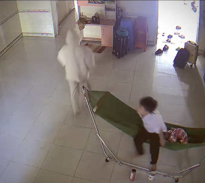 Khoảnh khắc em trai nhỏ &ocirc;m tiễn chị đi l&agrave;m sau Tết g&acirc;y sốt mạng x&atilde; hội- Ảnh 1.