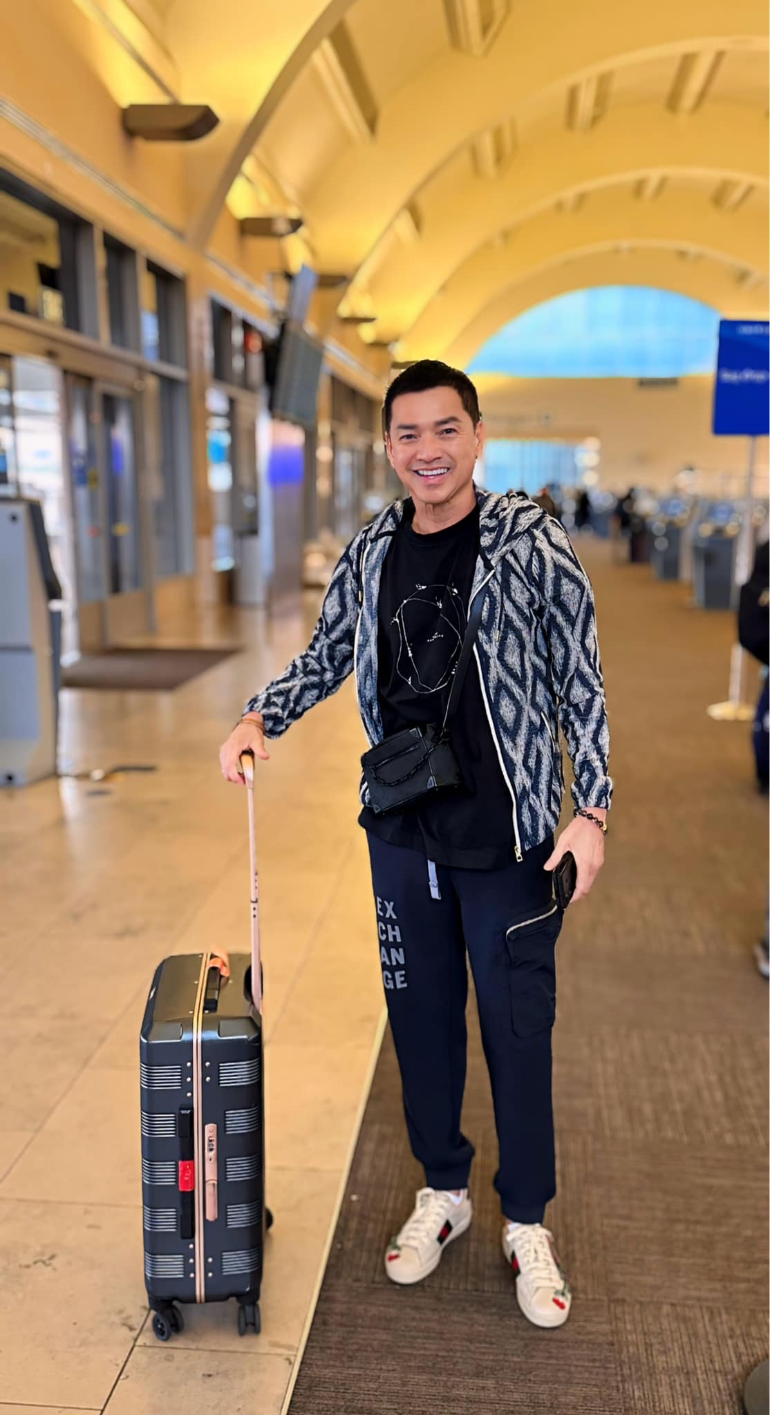 Nam nghệ sĩ U70 si m&ecirc; mẹ đơn th&acirc;n k&eacute;m 37 tuổi, tặng biệt thự 4 tầng, mua nhiều mỹ phẩm để kh&ocirc;ng gi&agrave;- Ảnh 2.