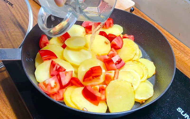 V&igrave; sao c&aacute;c đầu bếp lại th&ecirc;m giấm khi nấu khoai t&acirc;y? Sống gần 50 năm cuộc đời t&ocirc;i mới biết&hellip;- Ảnh 3.