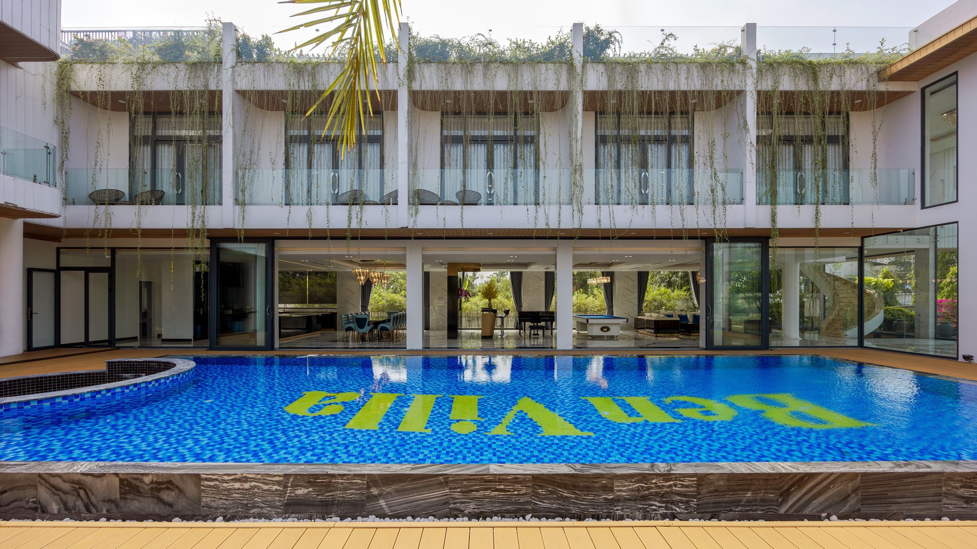 Trọn vẹn về villa trong Thỏ Ơi!! của Trấn Th&agrave;nh: Bối cảnh xa hoa nhưng cũng đầy &aacute;m ảnh- Ảnh 6.