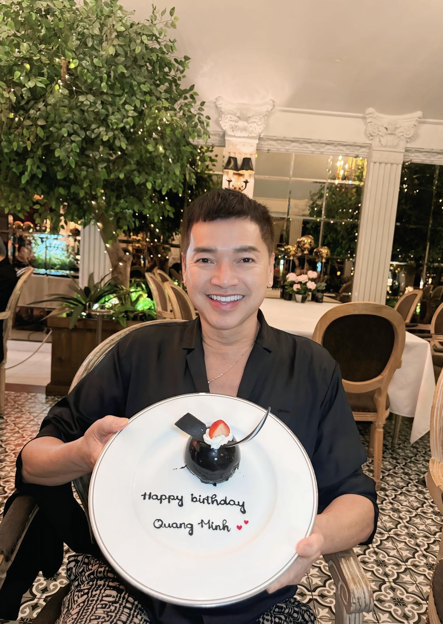 Nam nghệ sĩ U70 si m&ecirc; mẹ đơn th&acirc;n k&eacute;m 37 tuổi, tặng biệt thự 4 tầng, mua nhiều mỹ phẩm để kh&ocirc;ng gi&agrave;- Ảnh 1.