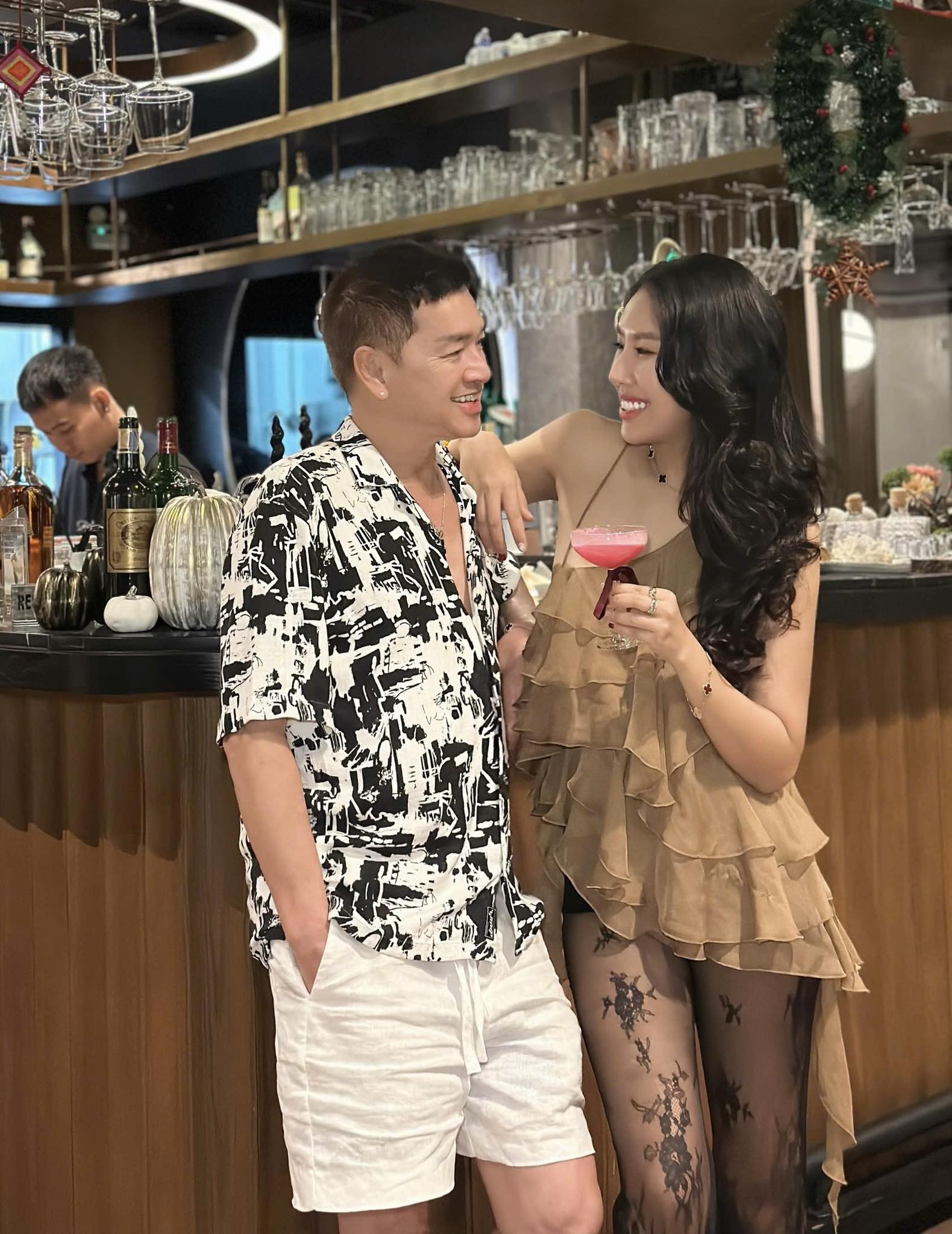 Nam nghệ sĩ U70 si m&ecirc; mẹ đơn th&acirc;n k&eacute;m 37 tuổi, tặng biệt thự 4 tầng, mua nhiều mỹ phẩm để kh&ocirc;ng gi&agrave;- Ảnh 3.