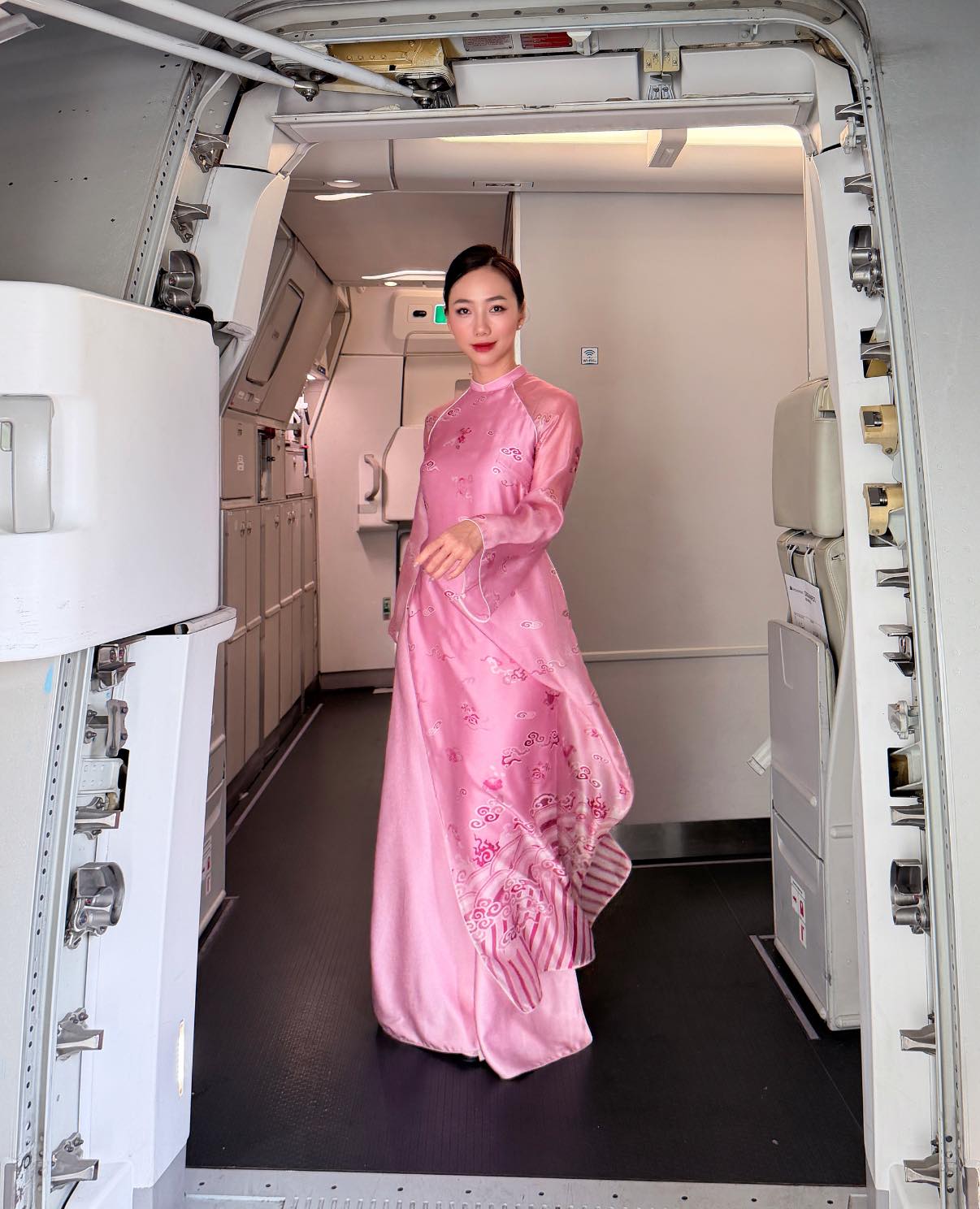 "Rừng hoa xu&acirc;n" tr&ecirc;n độ cao 10.000 m&eacute;t của Vietnam Airlines: Khi tiếp vi&ecirc;n được tự do diện &aacute;o d&agrave;i rực rỡ- Ảnh 5.