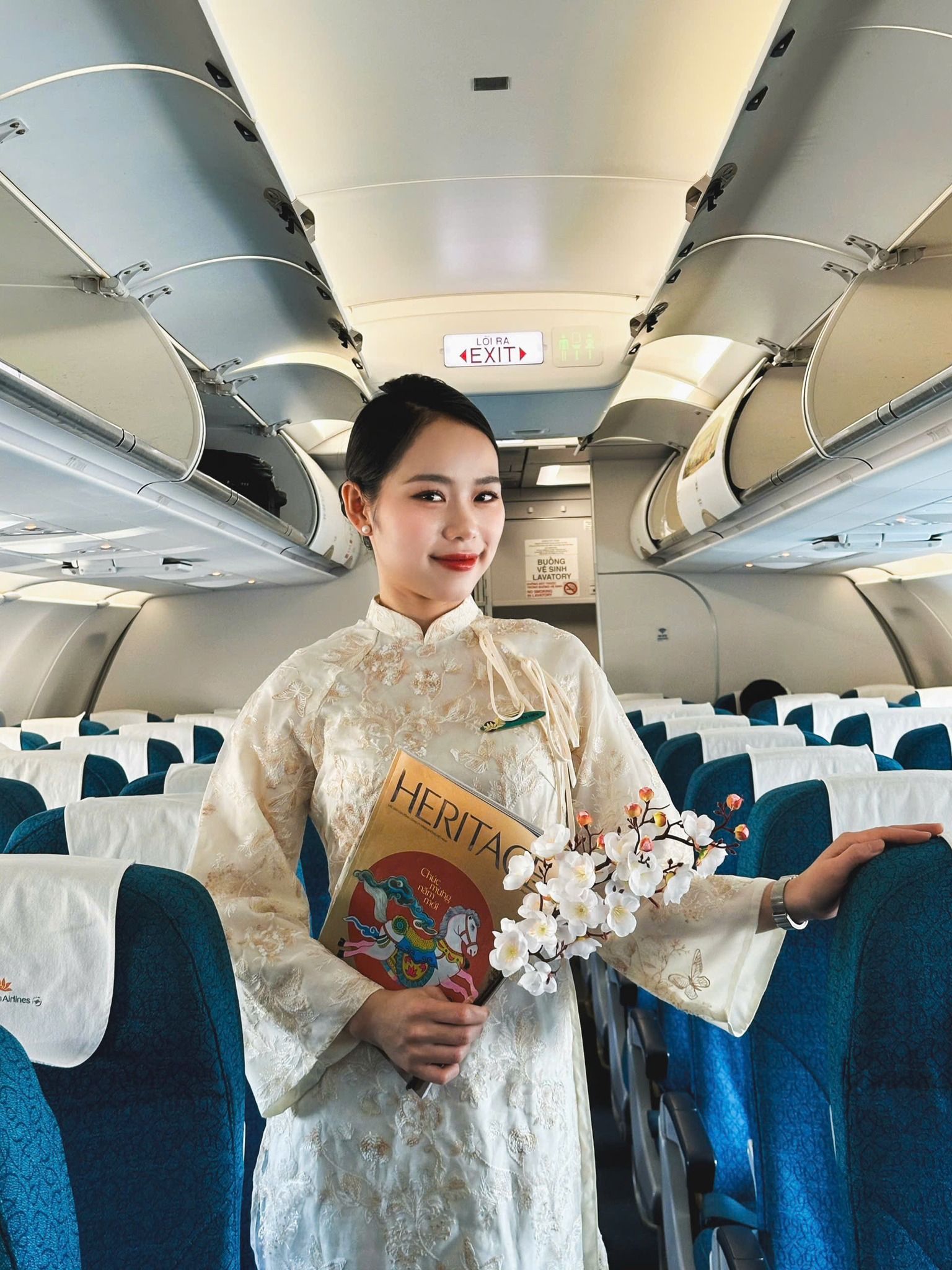 "Rừng hoa xu&acirc;n" tr&ecirc;n độ cao 10.000 m&eacute;t của Vietnam Airlines: Khi tiếp vi&ecirc;n được tự do diện &aacute;o d&agrave;i rực rỡ- Ảnh 16.