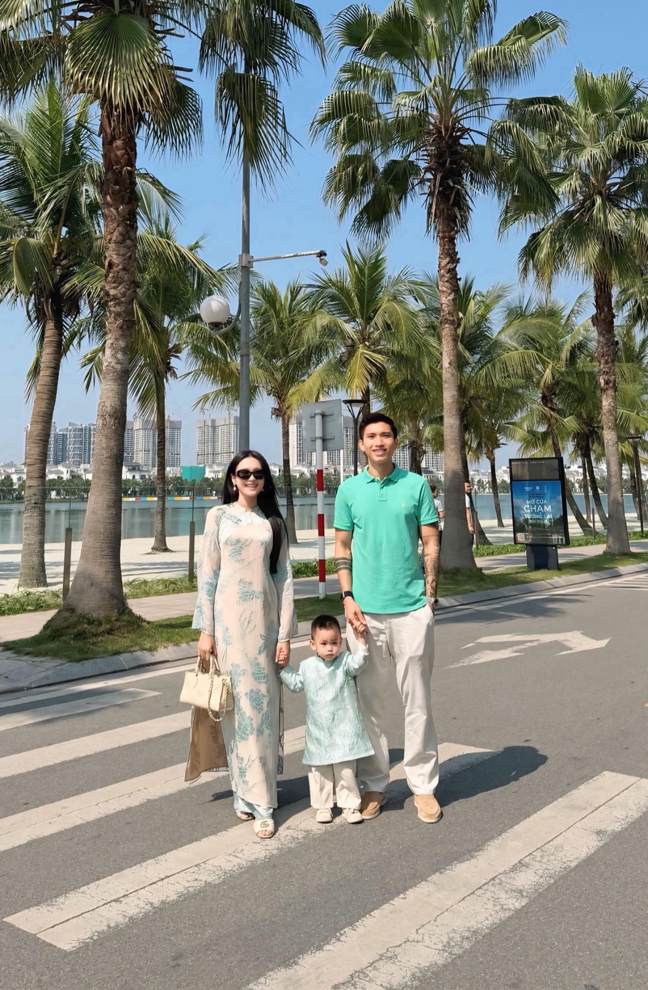 Do&atilde;n Hải My bế con ngắm ph&aacute;o hoa ở khu biệt thự bạc tỷ, một c&acirc;u n&oacute;i của b&agrave; ngoại về Văn Hậu cực viral- Ảnh 3.