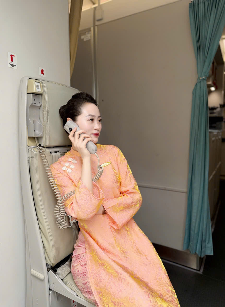 "Rừng hoa xu&acirc;n" tr&ecirc;n độ cao 10.000 m&eacute;t của Vietnam Airlines: Khi tiếp vi&ecirc;n được tự do diện &aacute;o d&agrave;i rực rỡ- Ảnh 15.