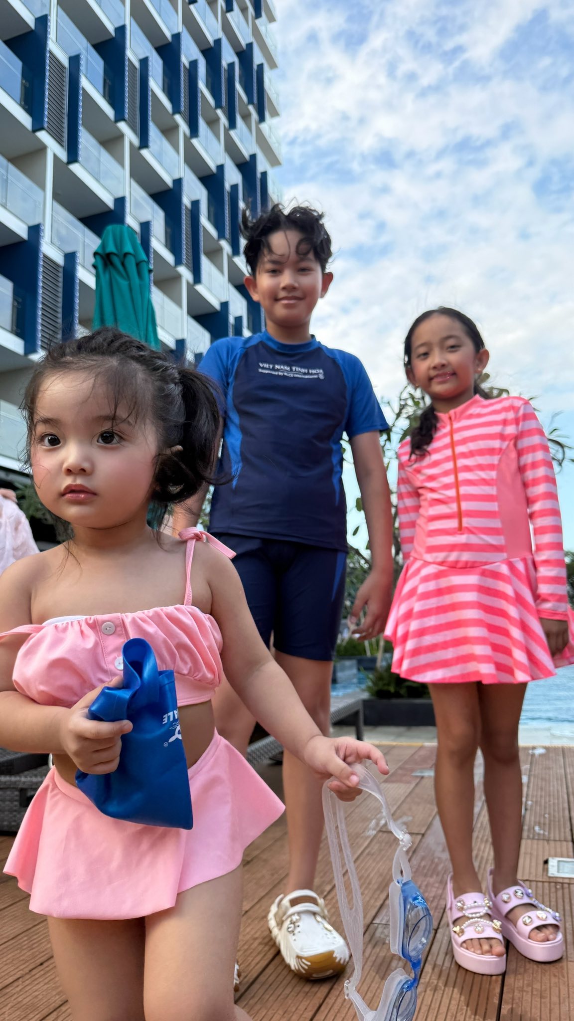 Lisa nh&agrave; Kh&aacute;nh Thi - Phan Hiển đ&aacute;ng y&ecirc;u hết nấc tr&ecirc;n vai bố, hơn 2 tuổi đ&atilde; tự tin cầm mic, l&agrave; "chị đại" trong nh&agrave;- Ảnh 5.