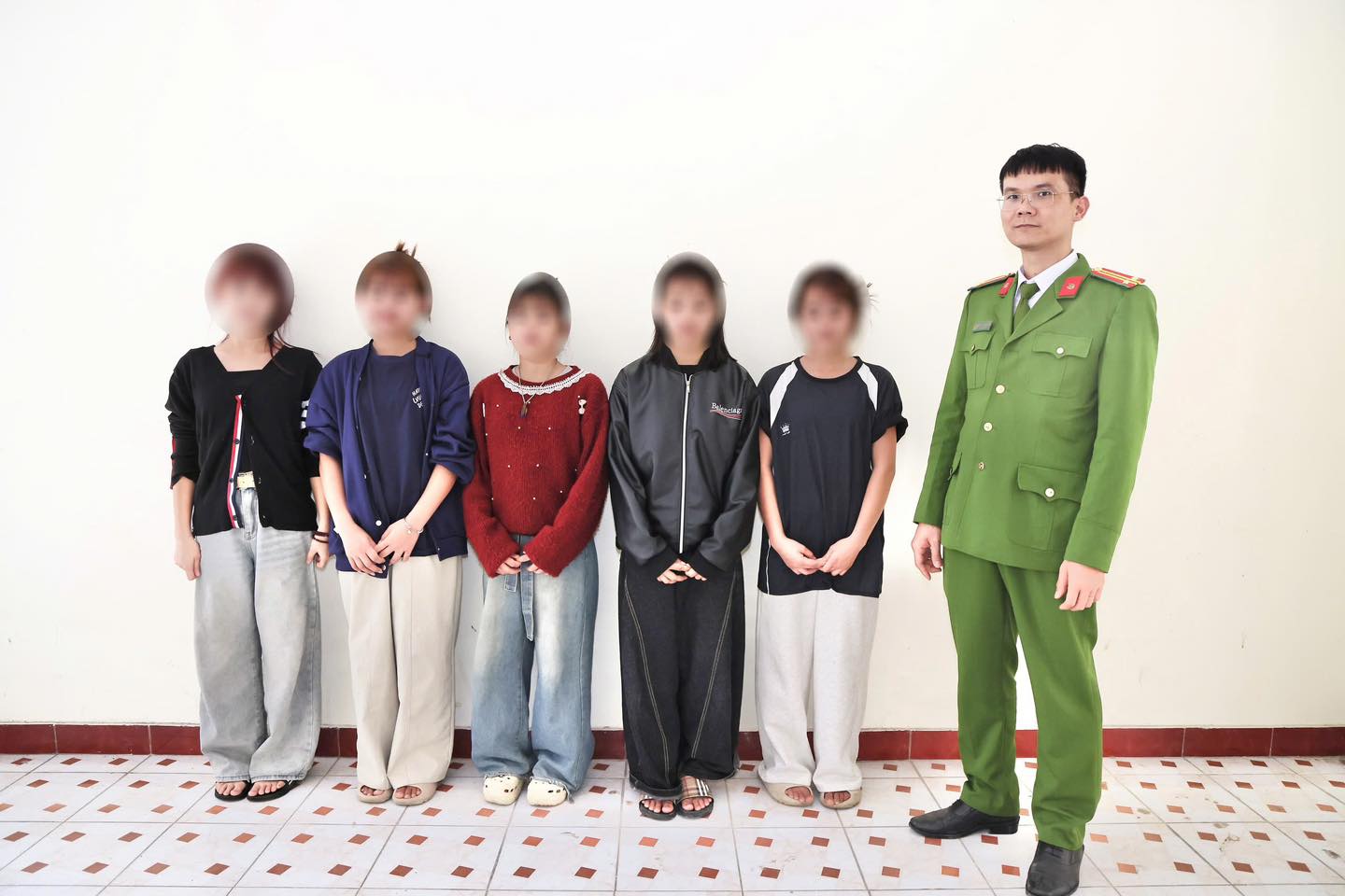 5 nữ sinh lớp 8 ở Tuyên Quang âm thầm rời trường, bắt xe khách đi Hà Nội: Cuộc truy tìm nghẹt thở đến tận khuya- Ảnh 1.