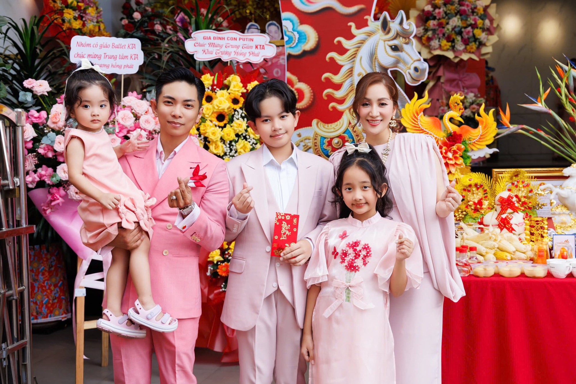 Lisa nh&agrave; Kh&aacute;nh Thi - Phan Hiển đ&aacute;ng y&ecirc;u hết nấc tr&ecirc;n vai bố, hơn 2 tuổi đ&atilde; tự tin cầm mic, l&agrave; "chị đại" trong nh&agrave;- Ảnh 2.