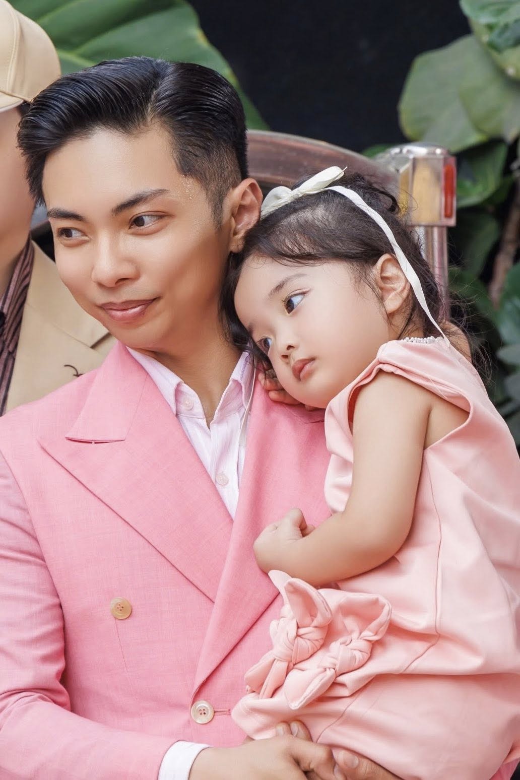 Lisa nh&agrave; Kh&aacute;nh Thi - Phan Hiển đ&aacute;ng y&ecirc;u hết nấc tr&ecirc;n vai bố, hơn 2 tuổi đ&atilde; tự tin cầm mic, l&agrave; "chị đại" trong nh&agrave;- Ảnh 3.