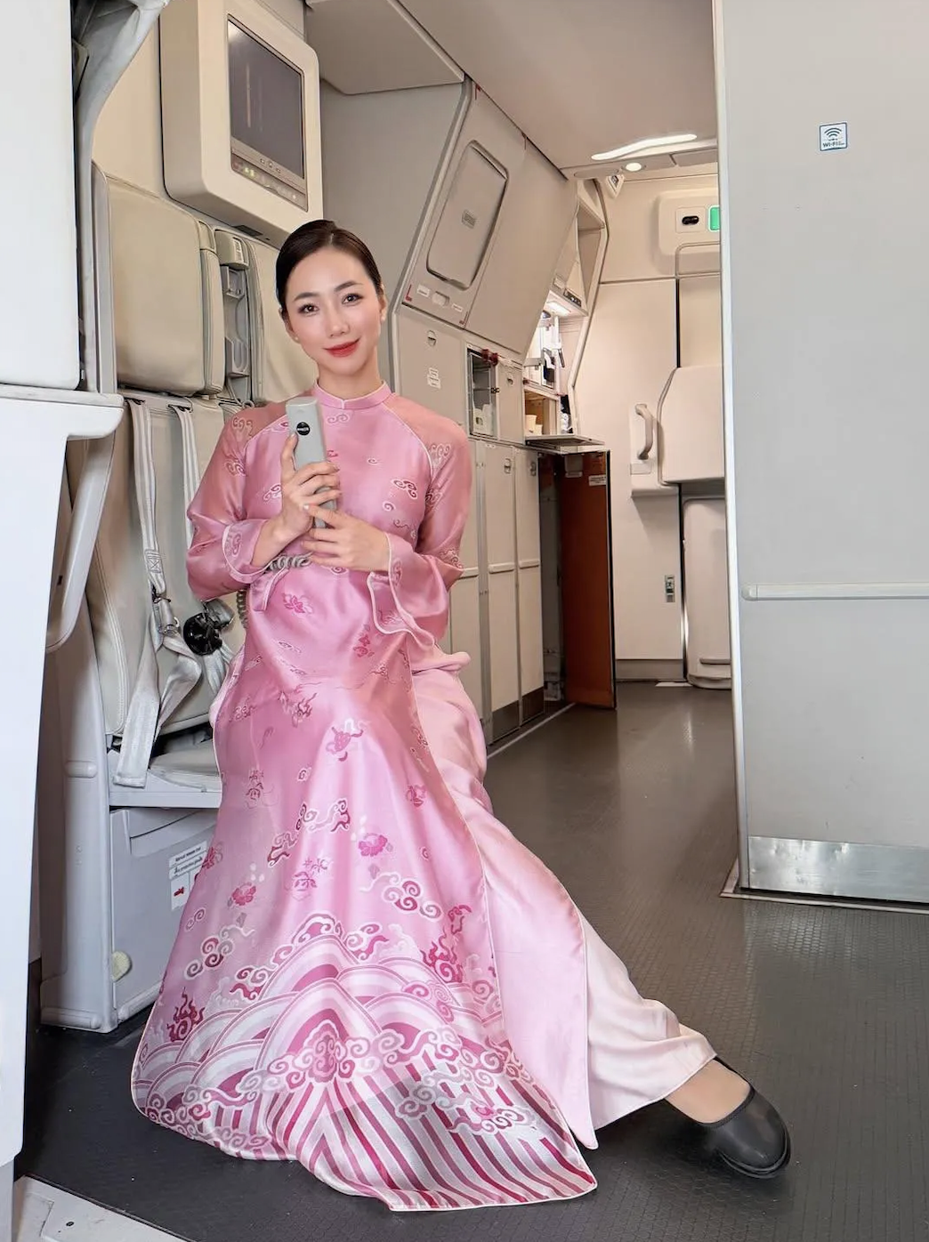 "Rừng hoa xu&acirc;n" tr&ecirc;n độ cao 10.000 m&eacute;t của Vietnam Airlines: Khi tiếp vi&ecirc;n được tự do diện &aacute;o d&agrave;i rực rỡ- Ảnh 4.