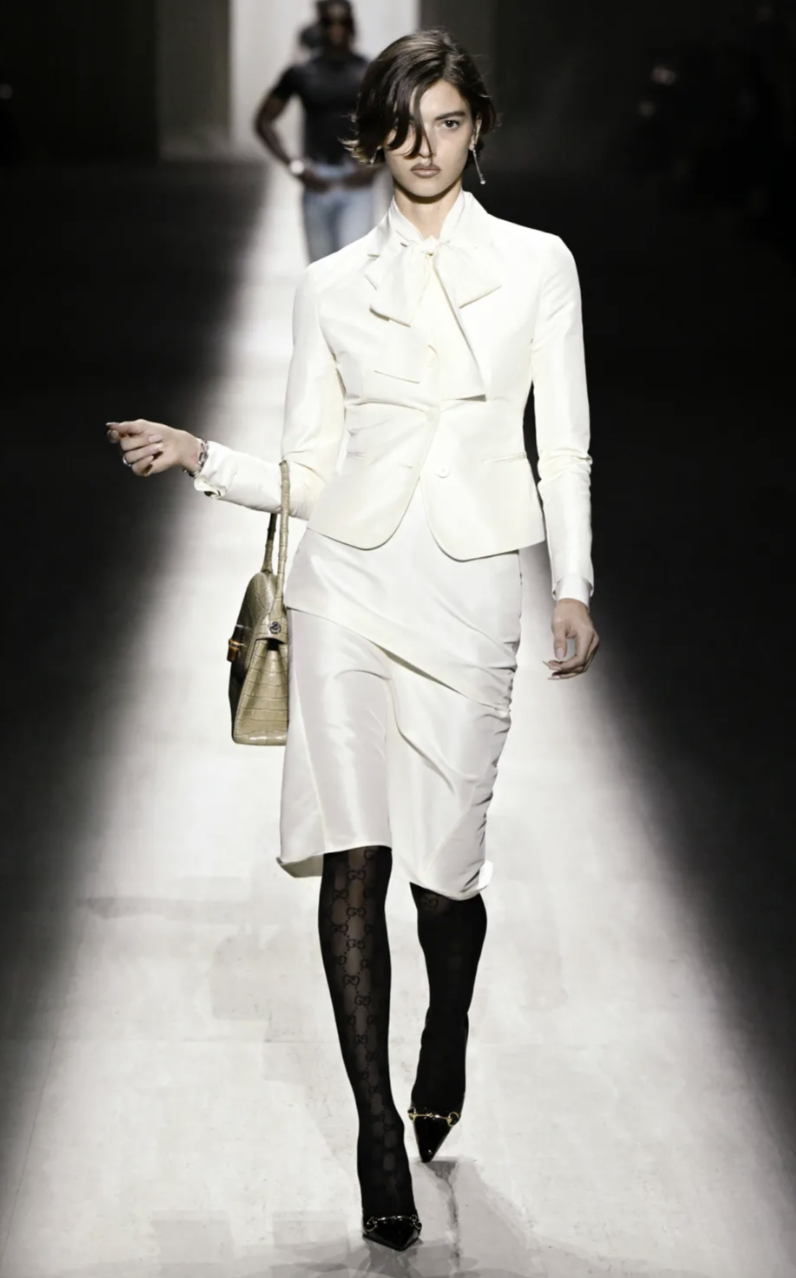 M&agrave;n catwalk xi&ecirc;u vẹo của người mẫu n&oacute;ng bỏng tại show Gucci bị mỉa mai- Ảnh 8.